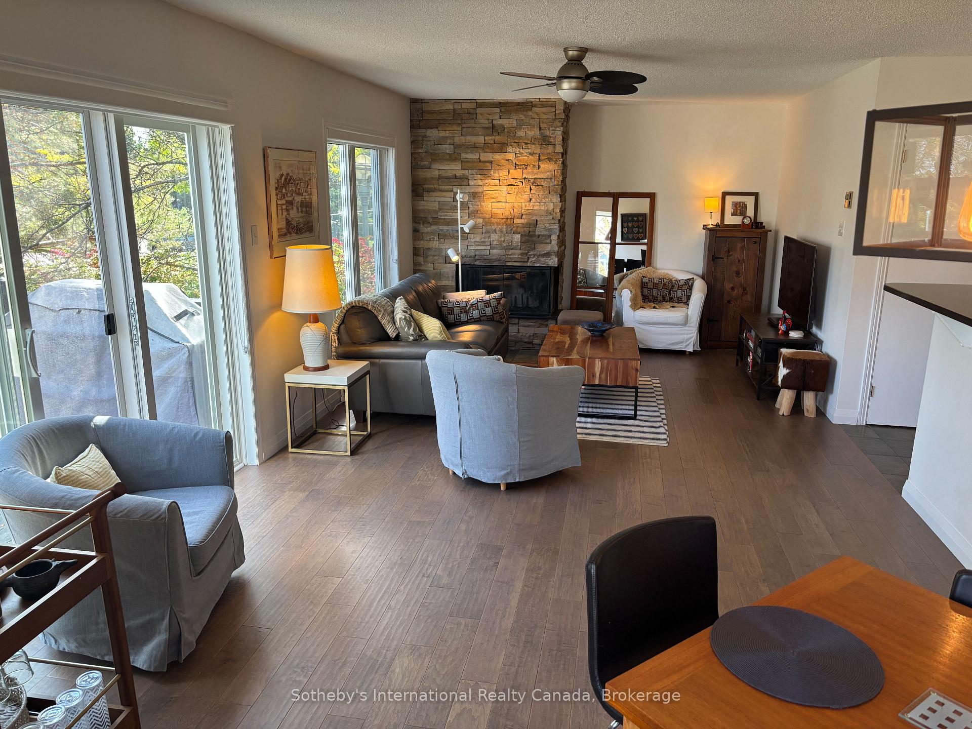 Photo 5 of 826 Suncrest Circle, Collingwood — HOMEH