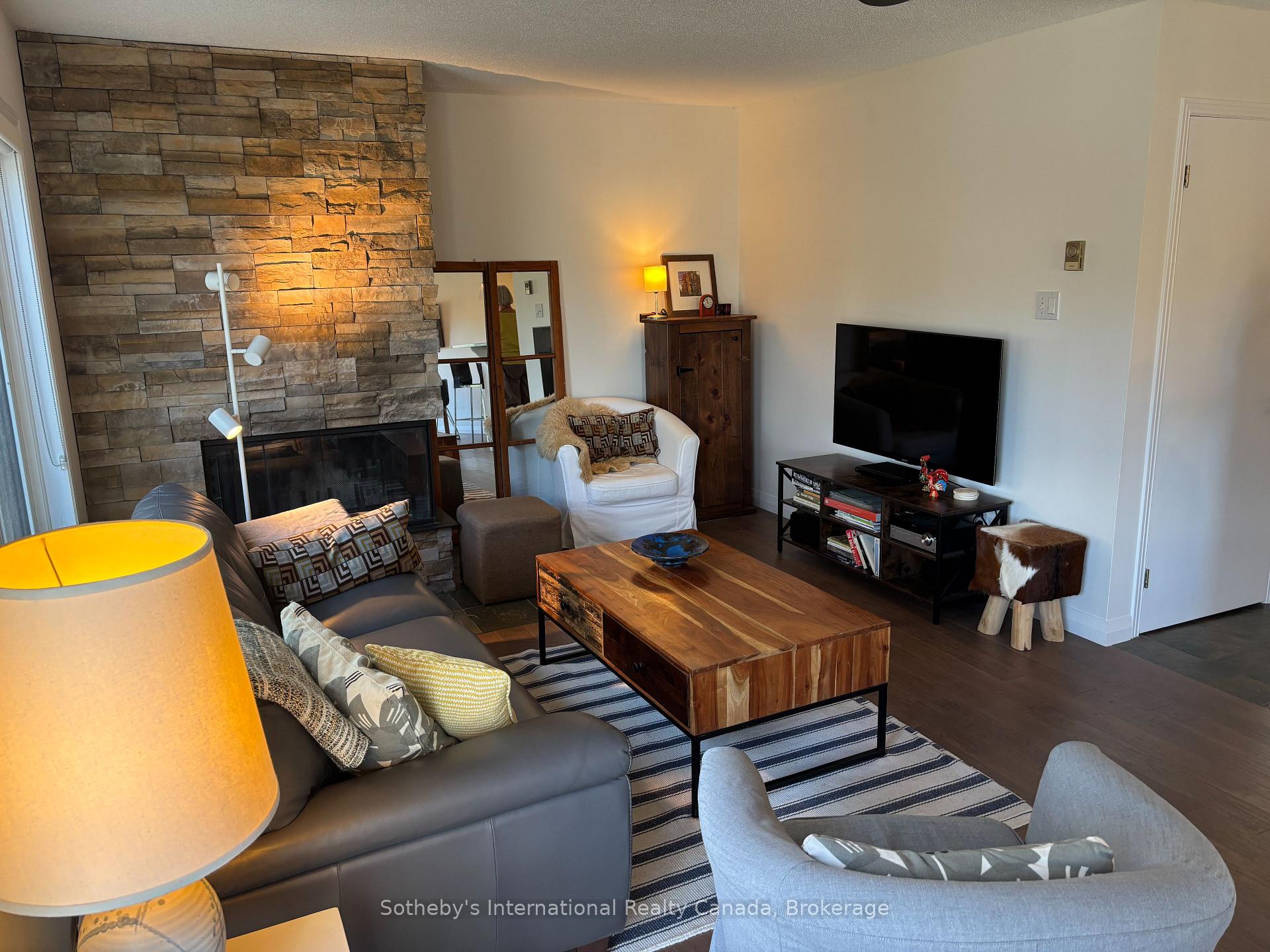 Photo 6 of 826 Suncrest Circle, Collingwood — HOMEH