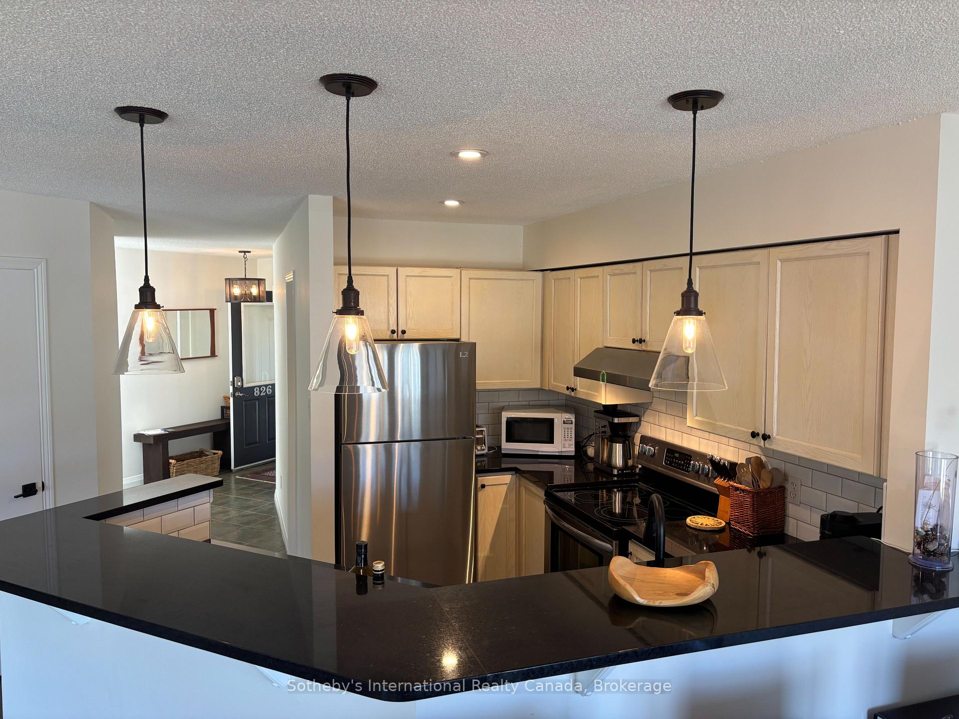 Photo 10 of 826 Suncrest Circle, Collingwood — HOMEH