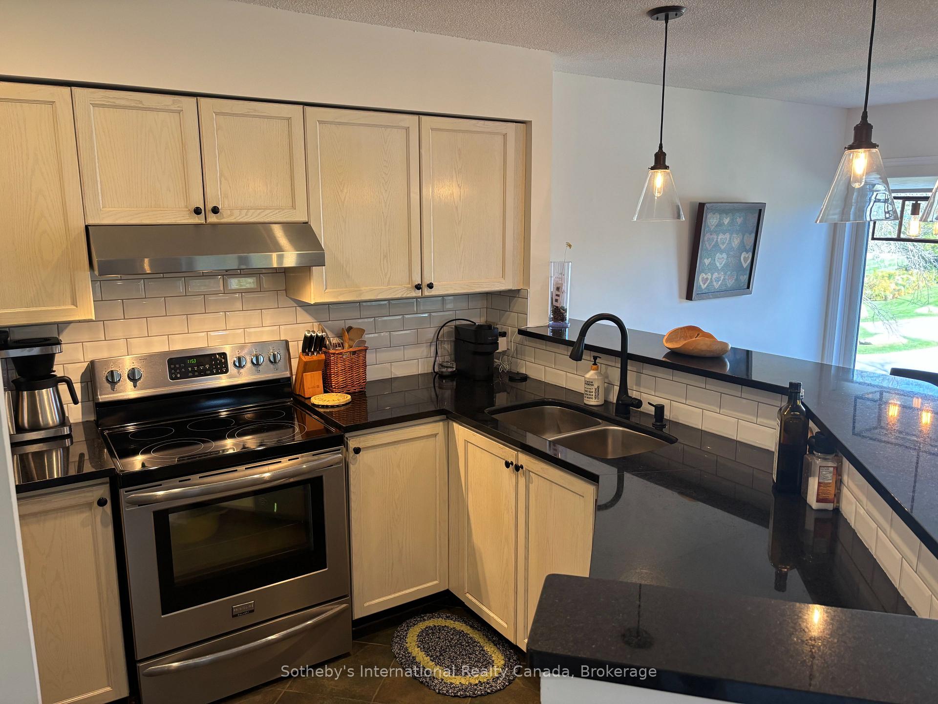 Photo 11 of 826 Suncrest Circle, Collingwood — HOMEH