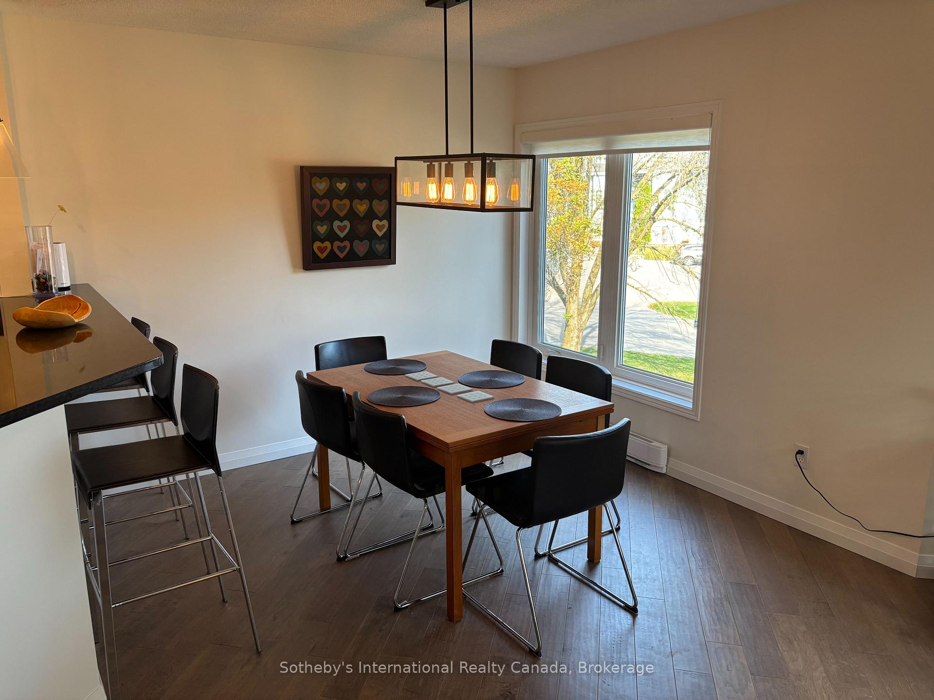 Photo 12 of 826 Suncrest Circle, Collingwood — HOMEH