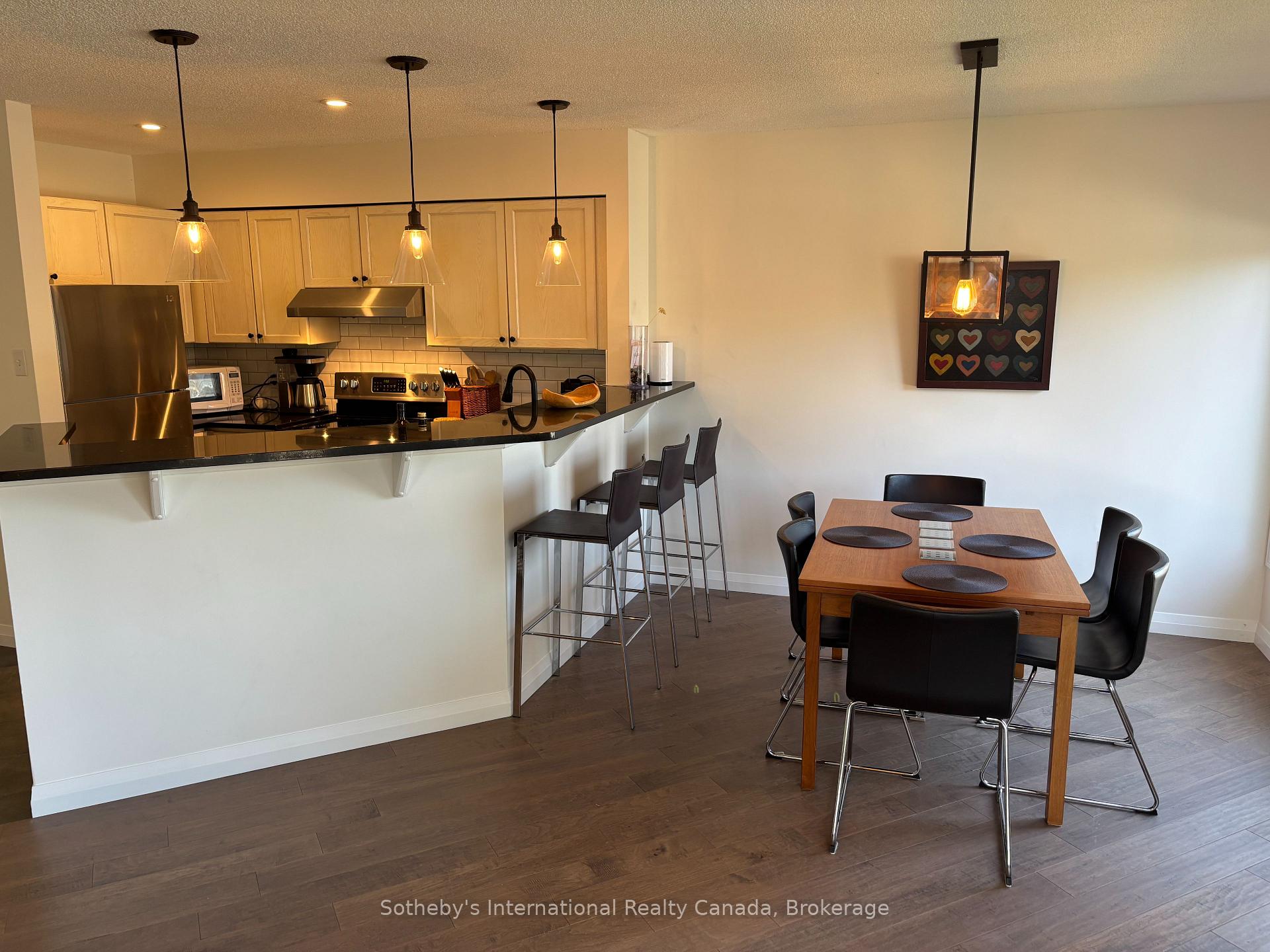 Photo 13 of 826 Suncrest Circle, Collingwood — HOMEH