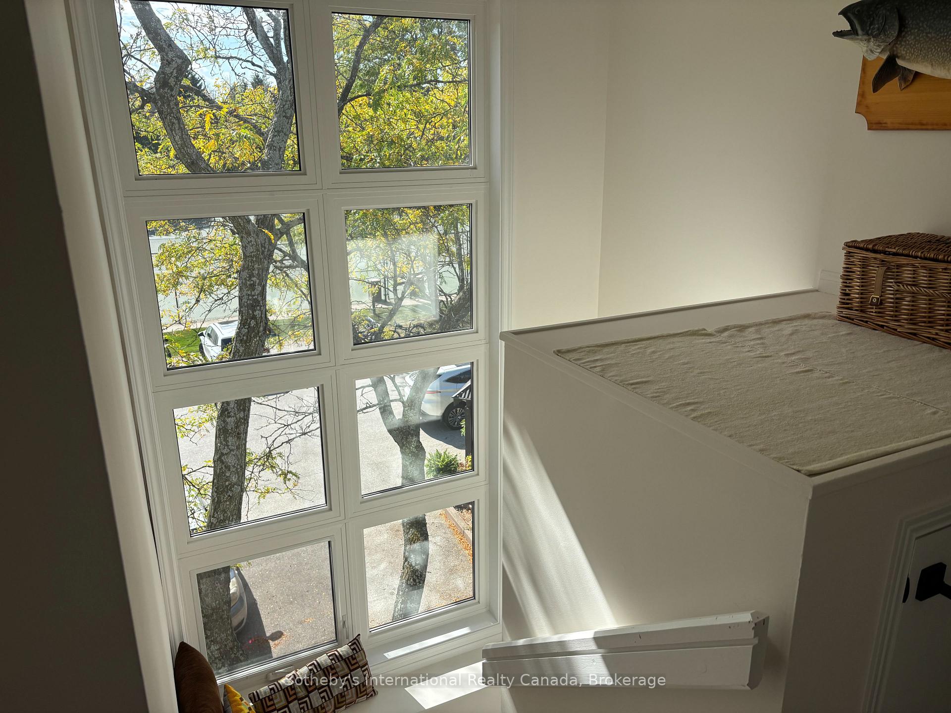 Photo 16 of 826 Suncrest Circle, Collingwood — HOMEH
