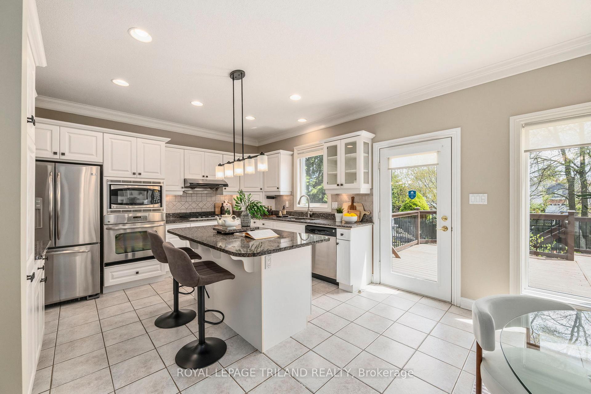 Photo 10 of 56 Glenridge Crescent, London, North A — HOMEH
