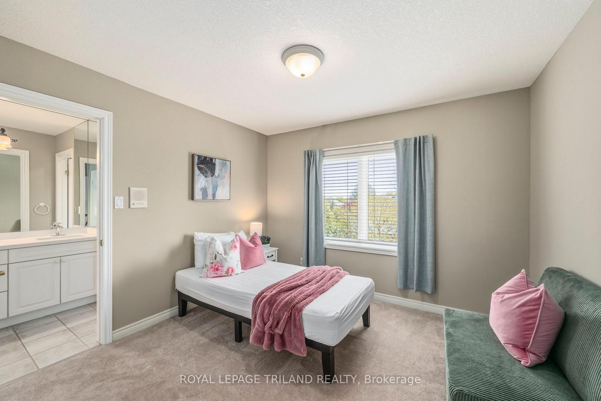 Photo 32 of 56 Glenridge Crescent, London, North A — HOMEH
