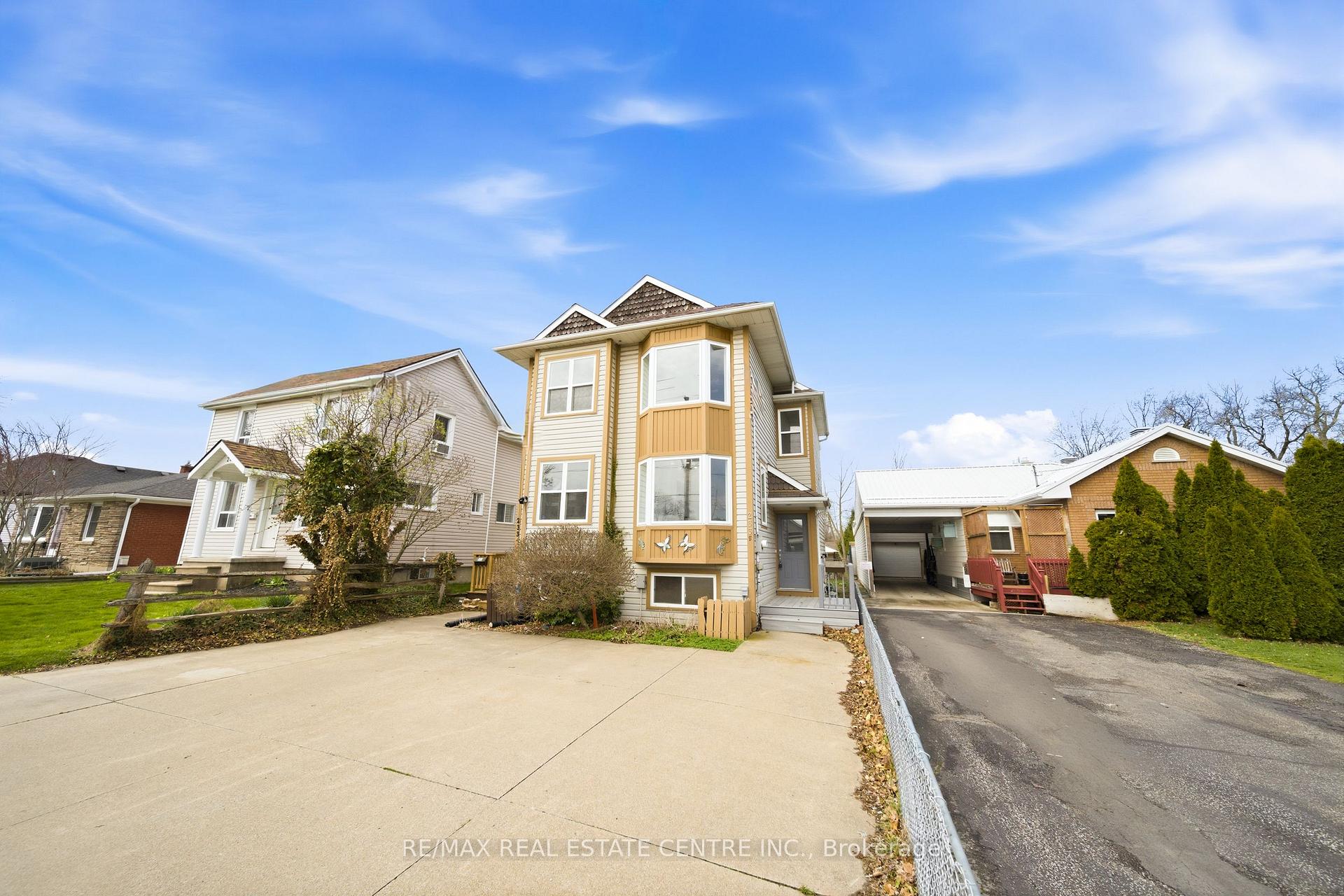 Photo 2 of 233B Vine Street, St. Catharines, Fairview — HOMEH