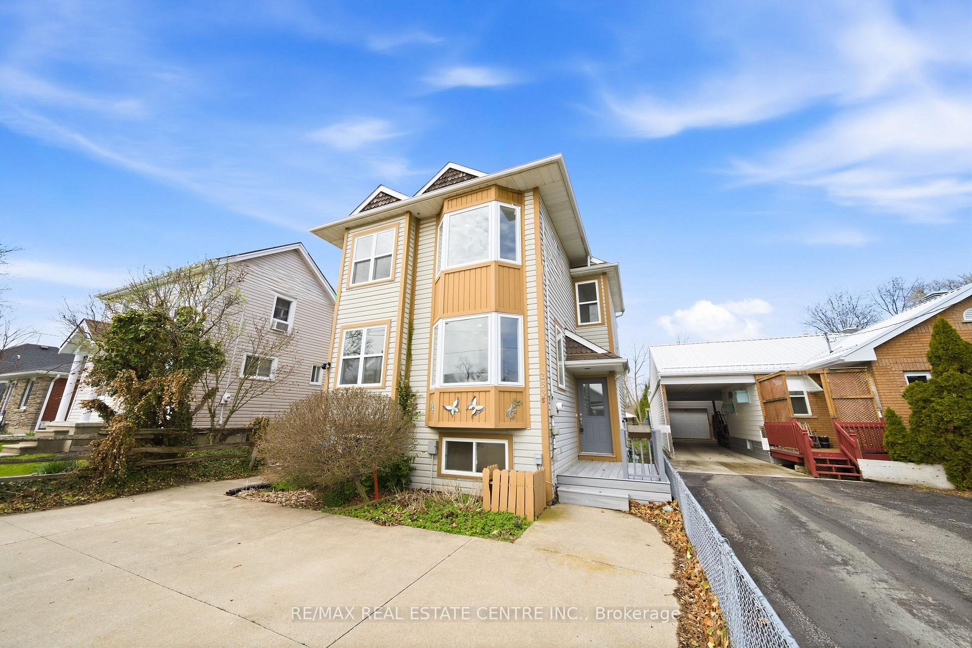 Photo 3 of 233B Vine Street, St. Catharines, Fairview — HOMEH