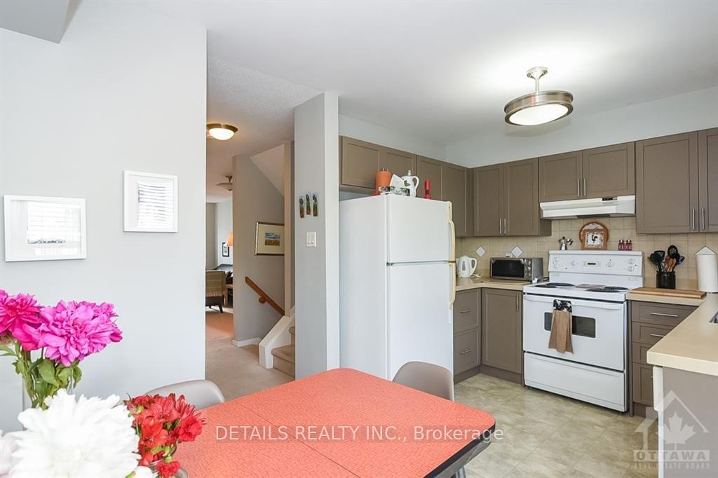 Photo 13 of 12 Manhattan Crescent, Ottawa, Central Park — HOMEH