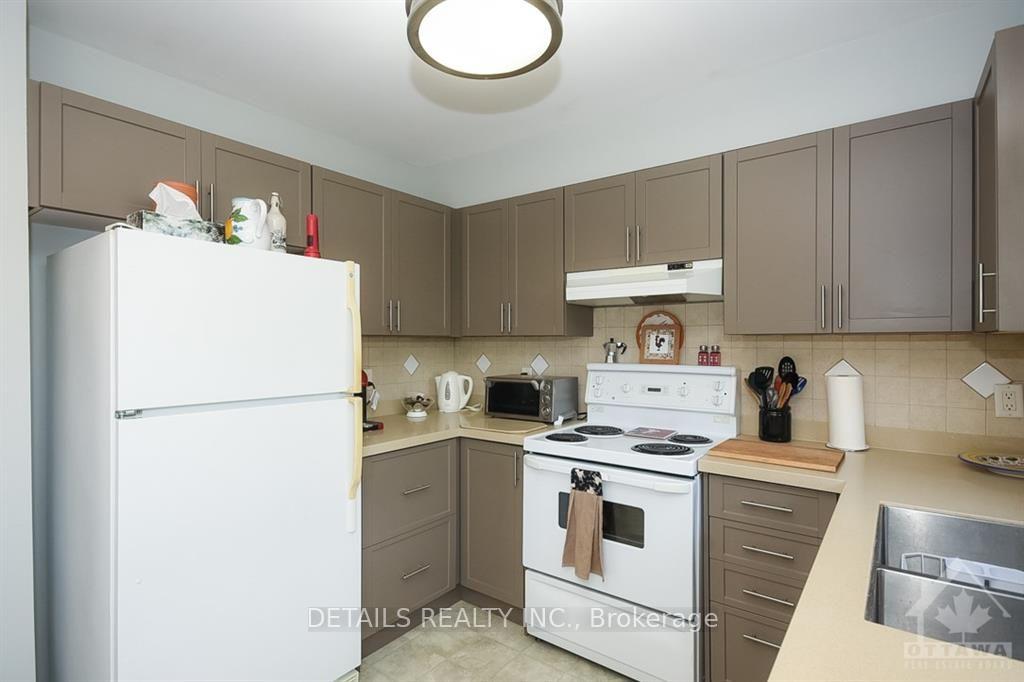 Photo 14 of 12 Manhattan Crescent, Ottawa, Central Park — HOMEH