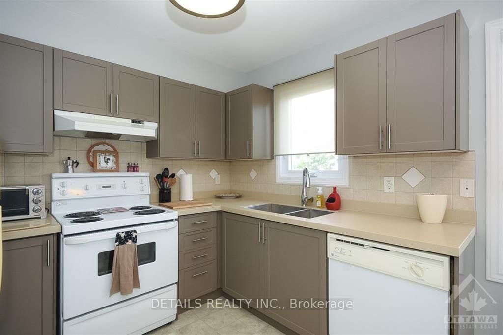 Photo 15 of 12 Manhattan Crescent, Ottawa, Central Park — HOMEH