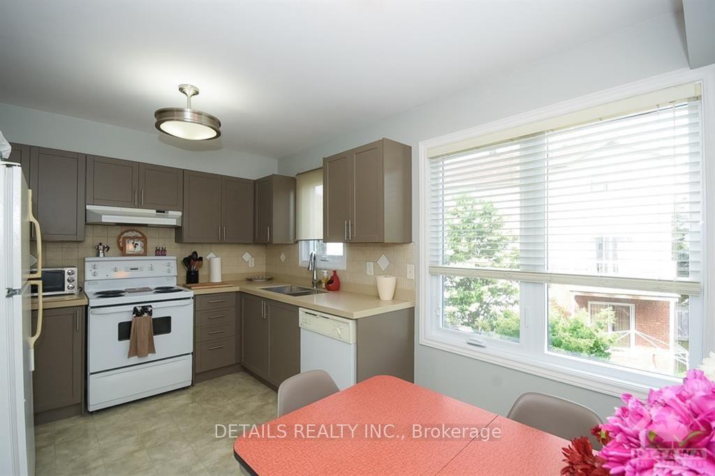 Photo 17 of 12 Manhattan Crescent, Ottawa, Central Park — HOMEH