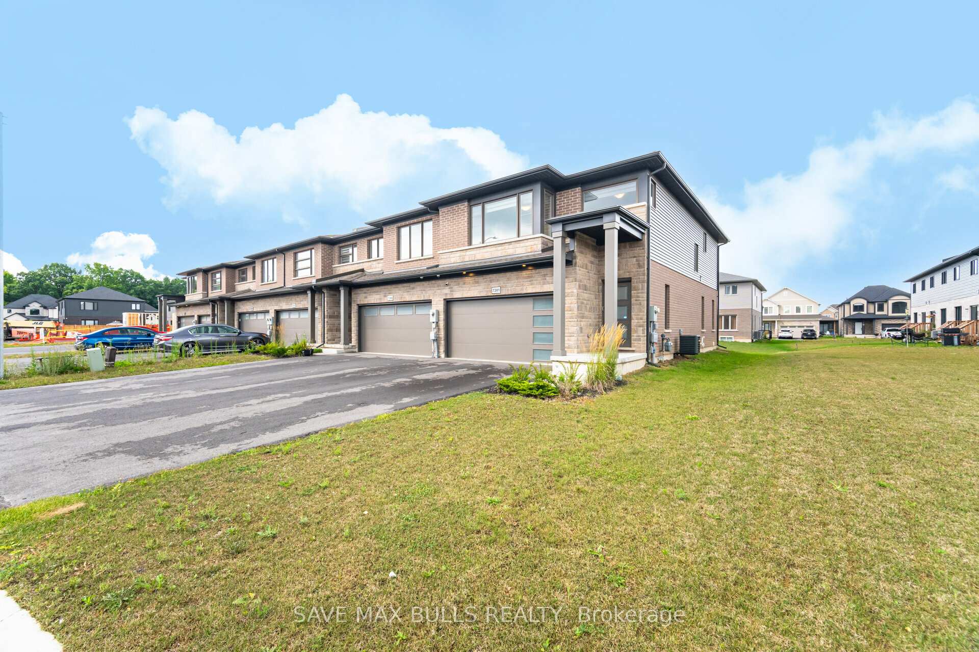 Photo 3 of 7381 Matteo Drive, Niagara Falls, Brown — HOMEH