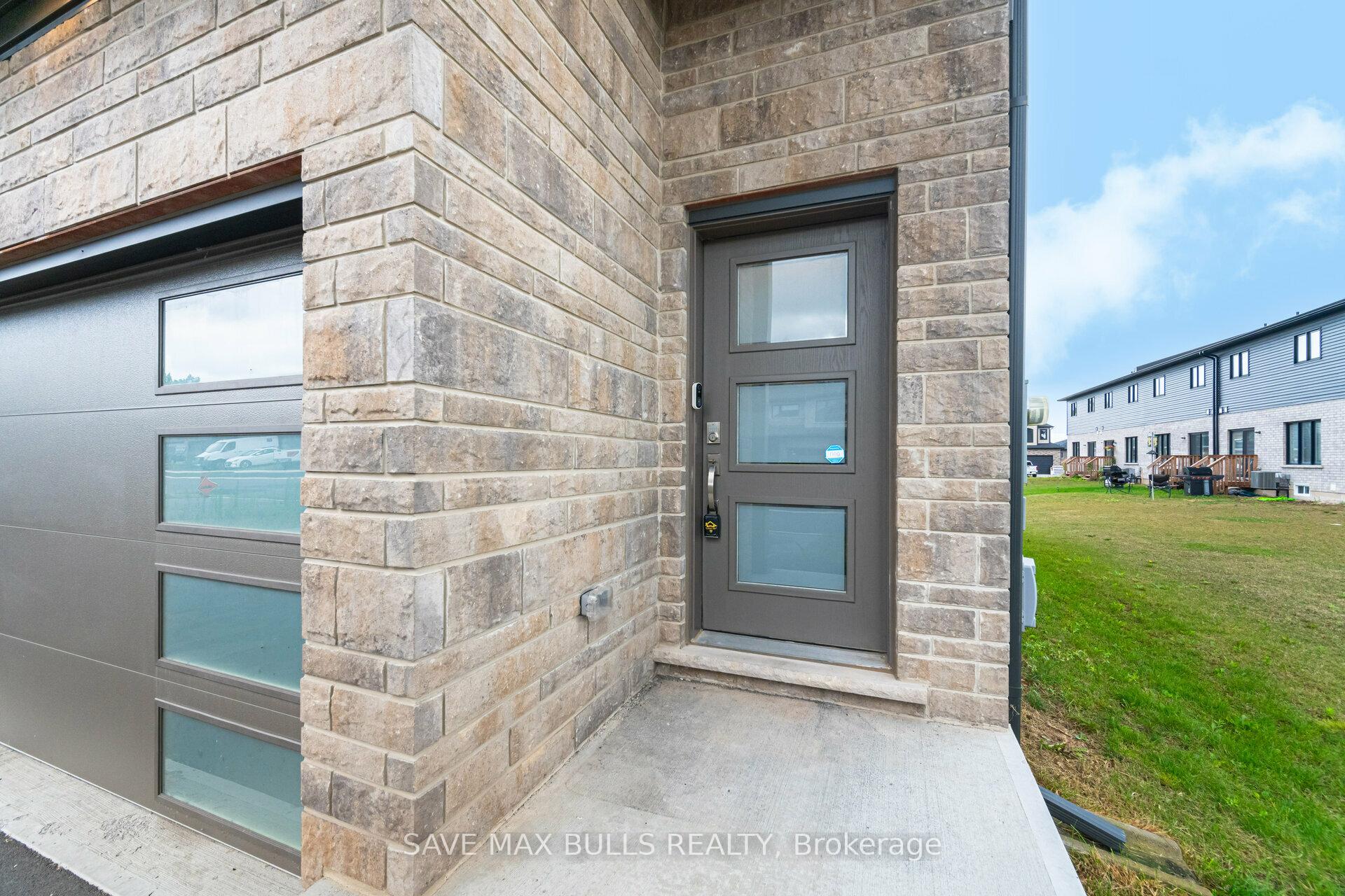 Photo 4 of 7381 Matteo Drive, Niagara Falls, Brown — HOMEH