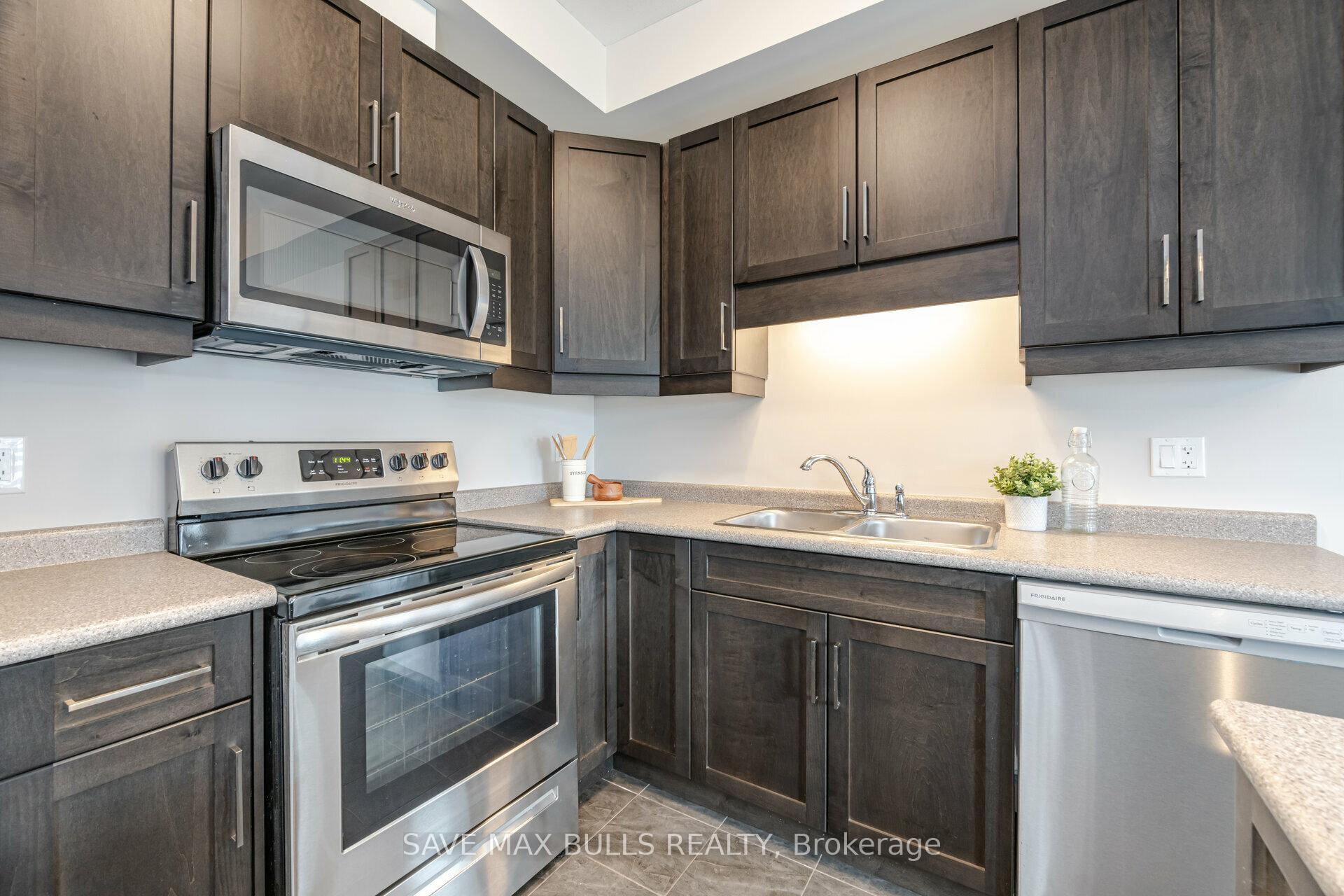 Photo 14 of 7381 Matteo Drive, Niagara Falls, Brown — HOMEH