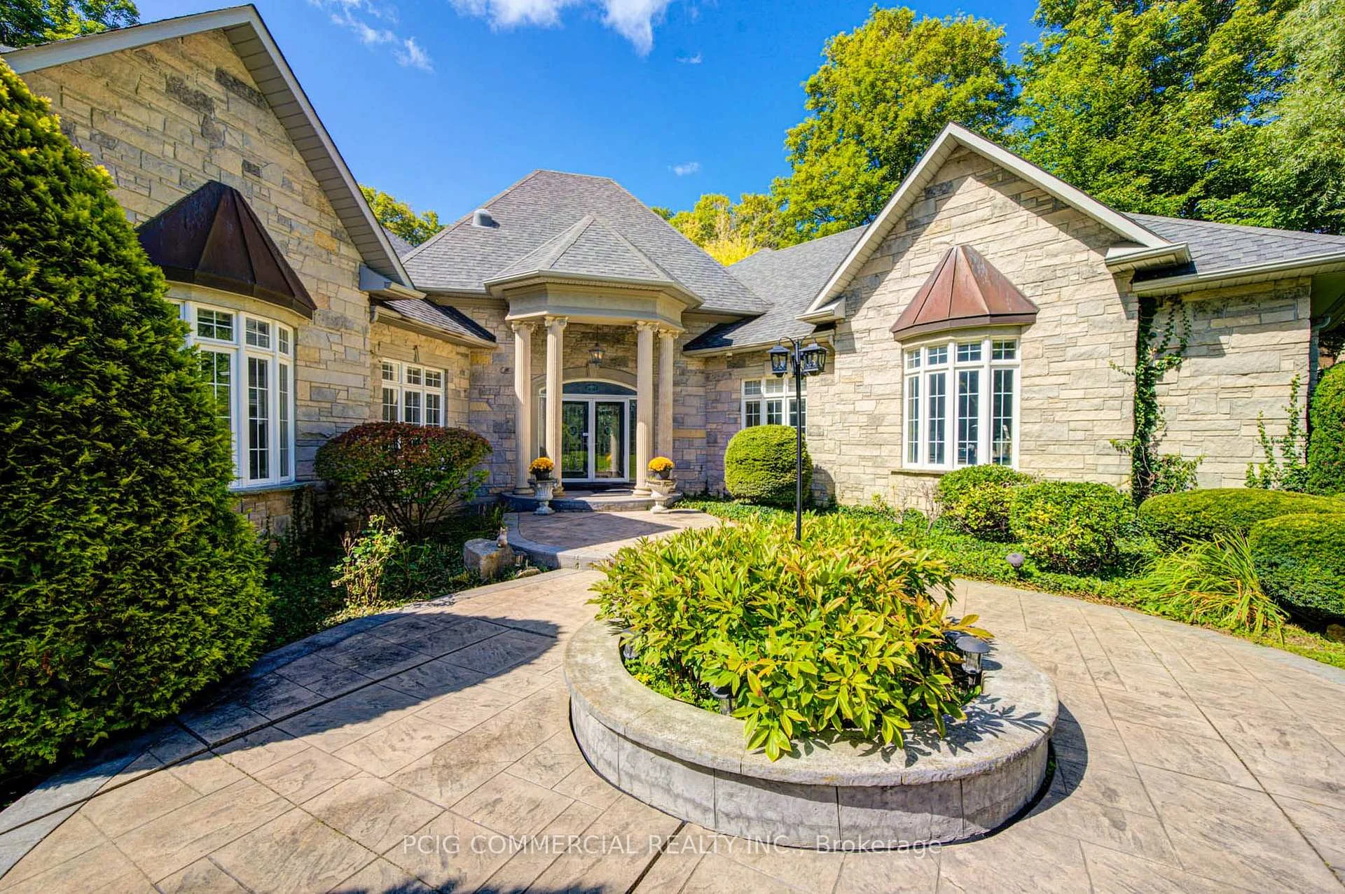 Photo 4 of 49 Offord Crescent, Aurora, Bayview Southeast — HOMEH