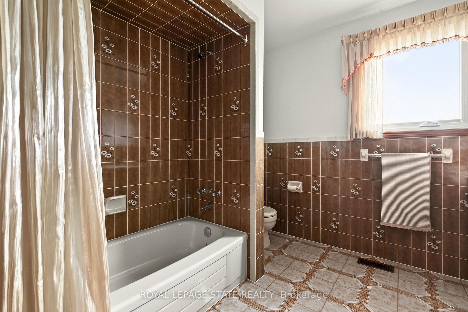 Photo 23 of 72 Henley Drive, Hamilton, Stoney Creek — HOMEH
