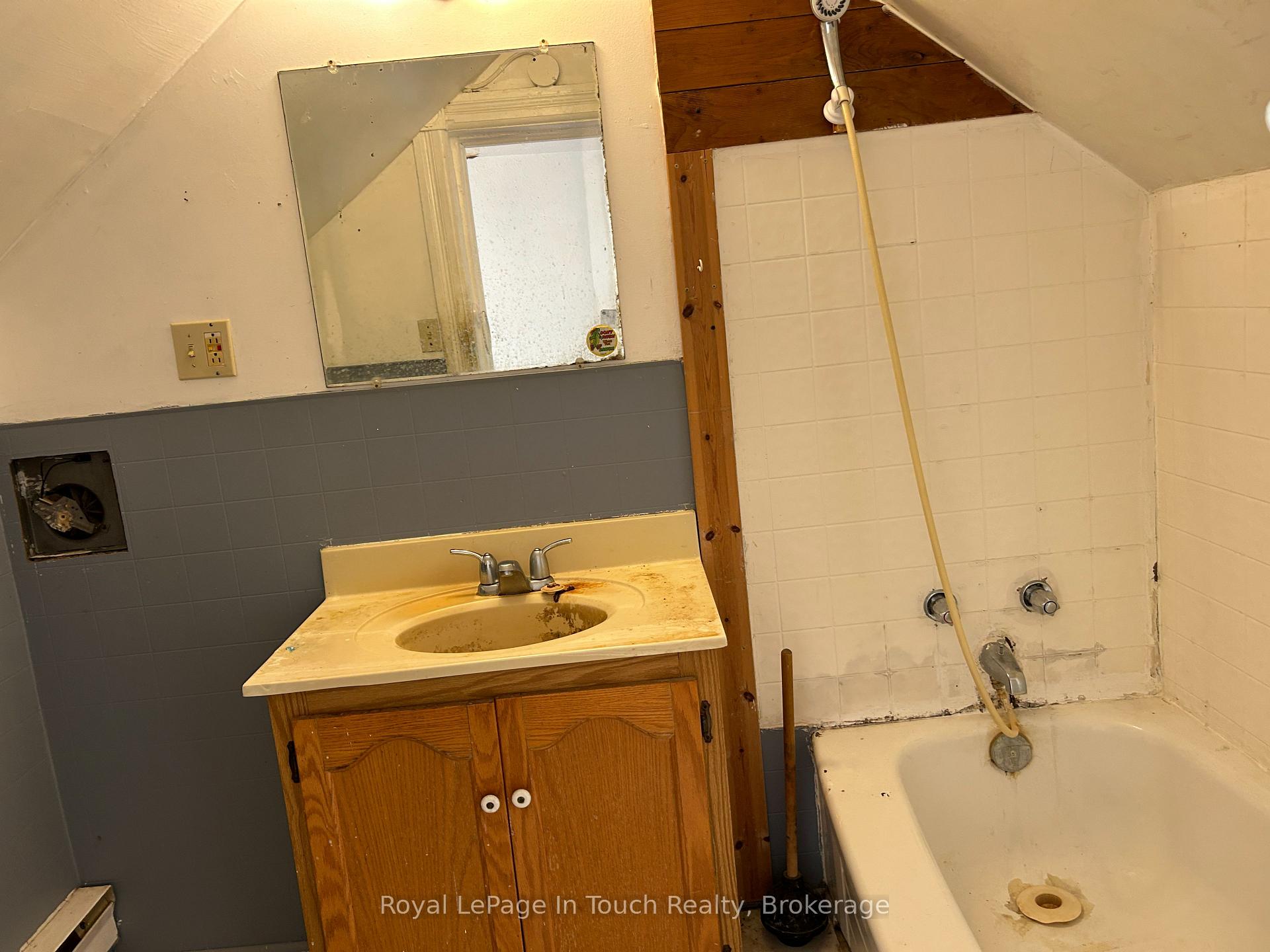 Photo 6 of 98 Fourth Street, Midland — HOMEH