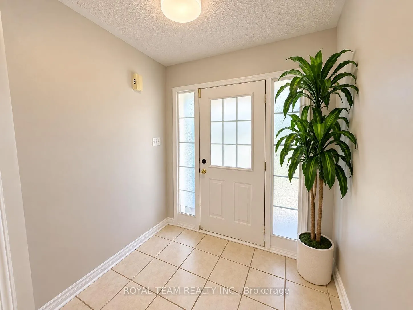 Photo 3 of 1689 Whitestone Drive, Oshawa, Samac — HOMEH