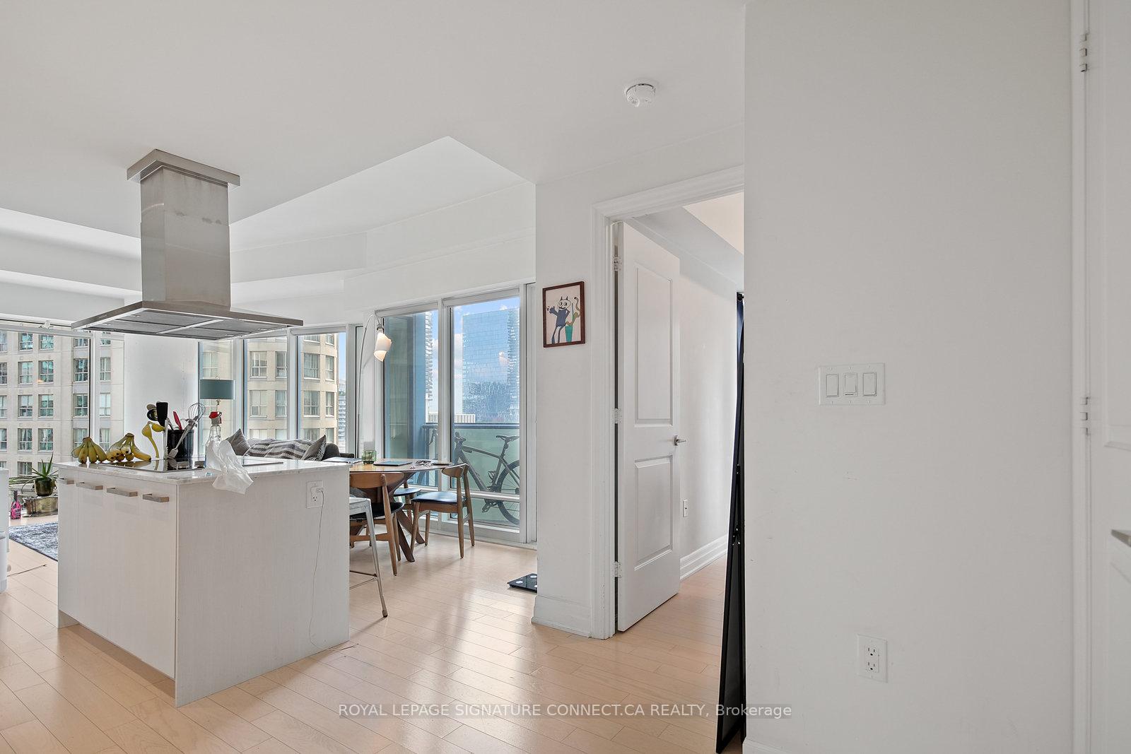 Photo 2 of Unit 808, 8 The Esplanade, Toronto, Waterfront Communities — HOMEH