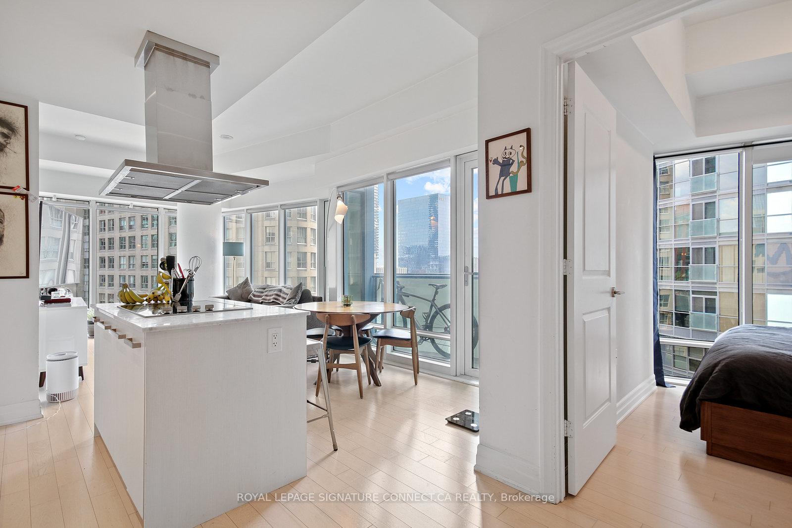 Photo 6 of Unit 808, 8 The Esplanade, Toronto, Waterfront Communities — HOMEH