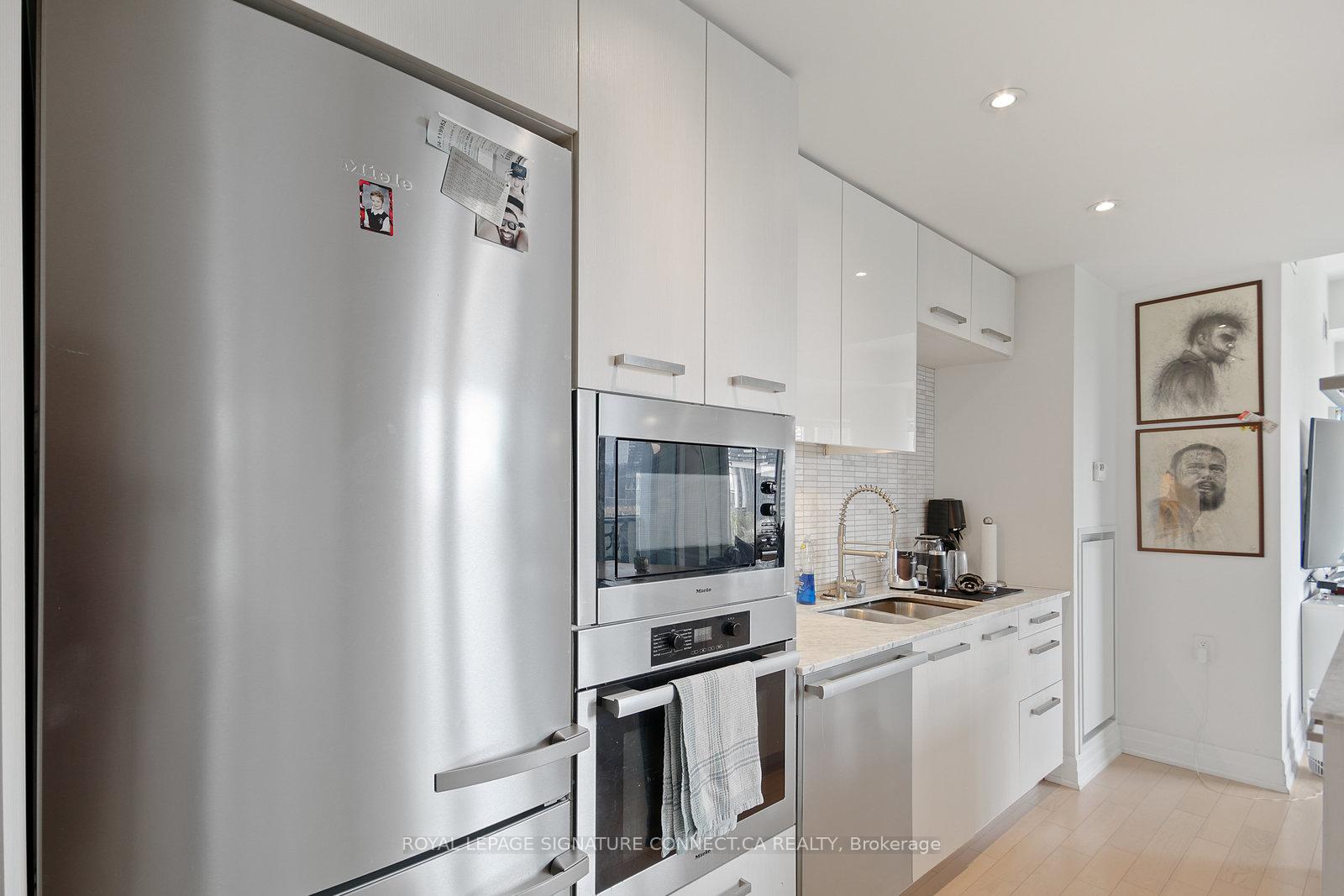 Photo 7 of Unit 808, 8 The Esplanade, Toronto, Waterfront Communities — HOMEH