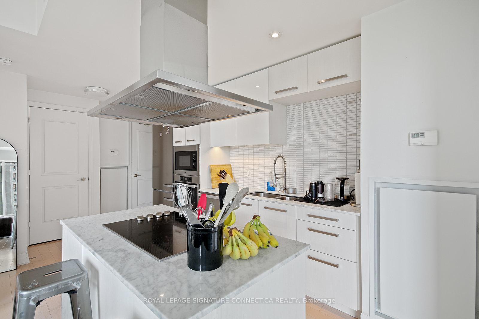 Photo 8 of Unit 808, 8 The Esplanade, Toronto, Waterfront Communities — HOMEH