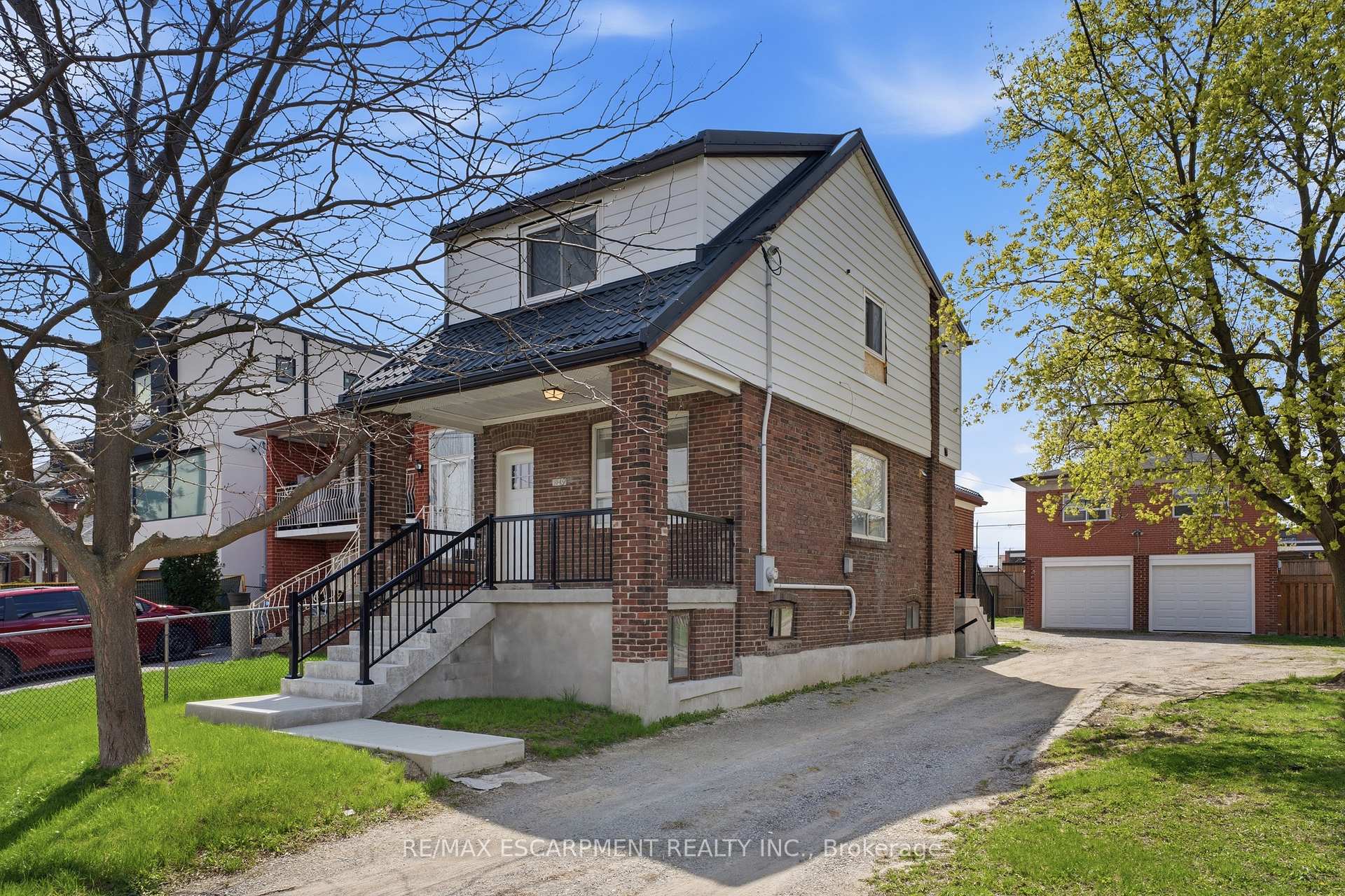 Front of Unit GARAGE UPPER, 1049 Glencairn Avenue
