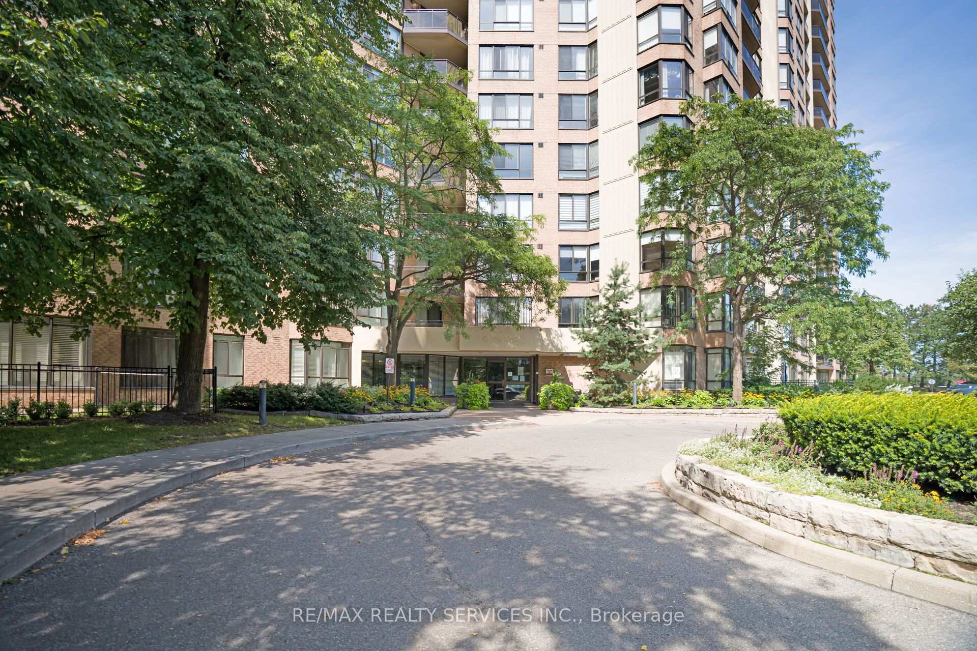 Photo 3 of Unit 1606, 20 Cherrytree Drive, Brampton, Fletcher's Creek South — HOMEH