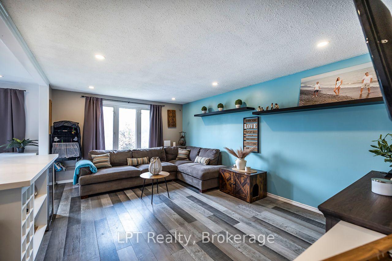 Photo 10 of 755 Wesley Drive, Oshawa, Donevan — HOMEH