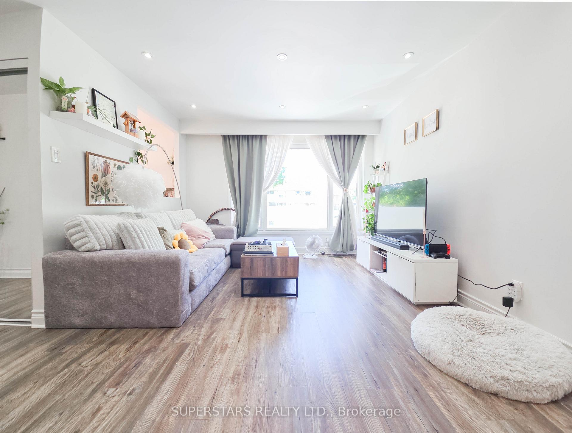 Photo 2 of 7553 Wildfern Drive, Mississauga, Malton — HOMEH