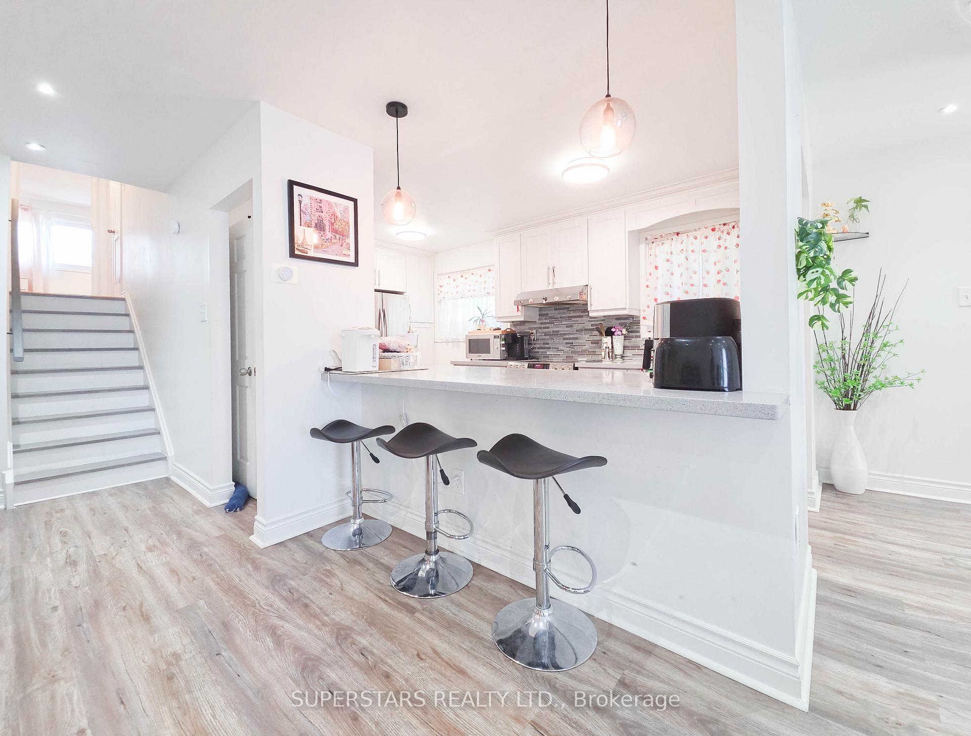Photo 3 of 7553 Wildfern Drive, Mississauga, Malton — HOMEH