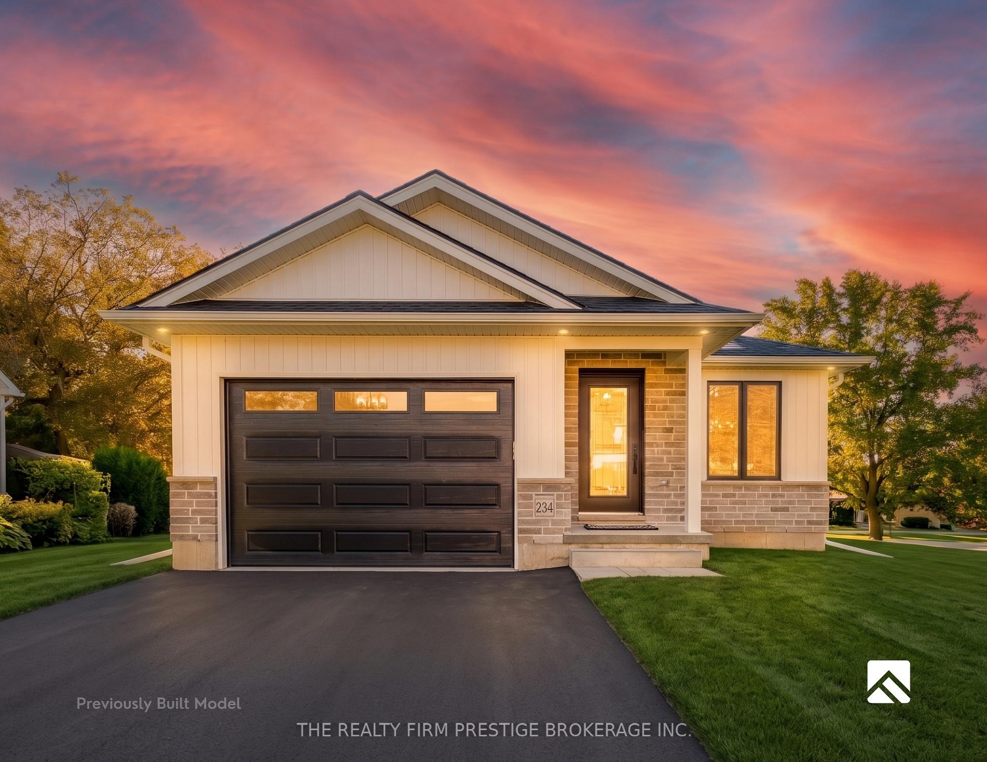 Photo 2 of 32 Broadway Avenue, Chatham-Kent, Ridgetown — HOMEH