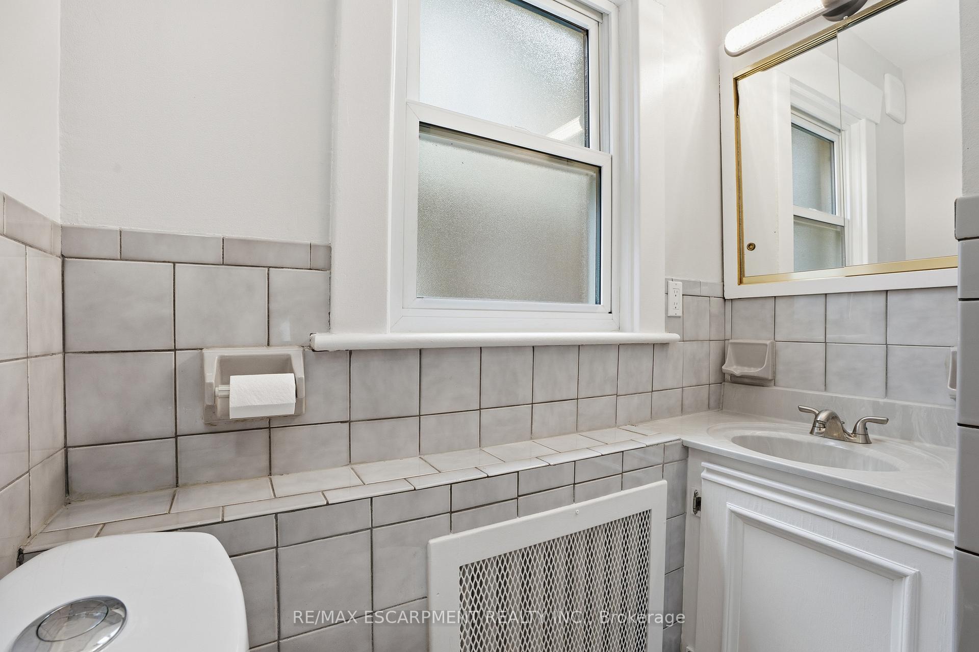 Photo 16 of 167 Balmoral Avenue S, Hamilton, Delta — HOMEH