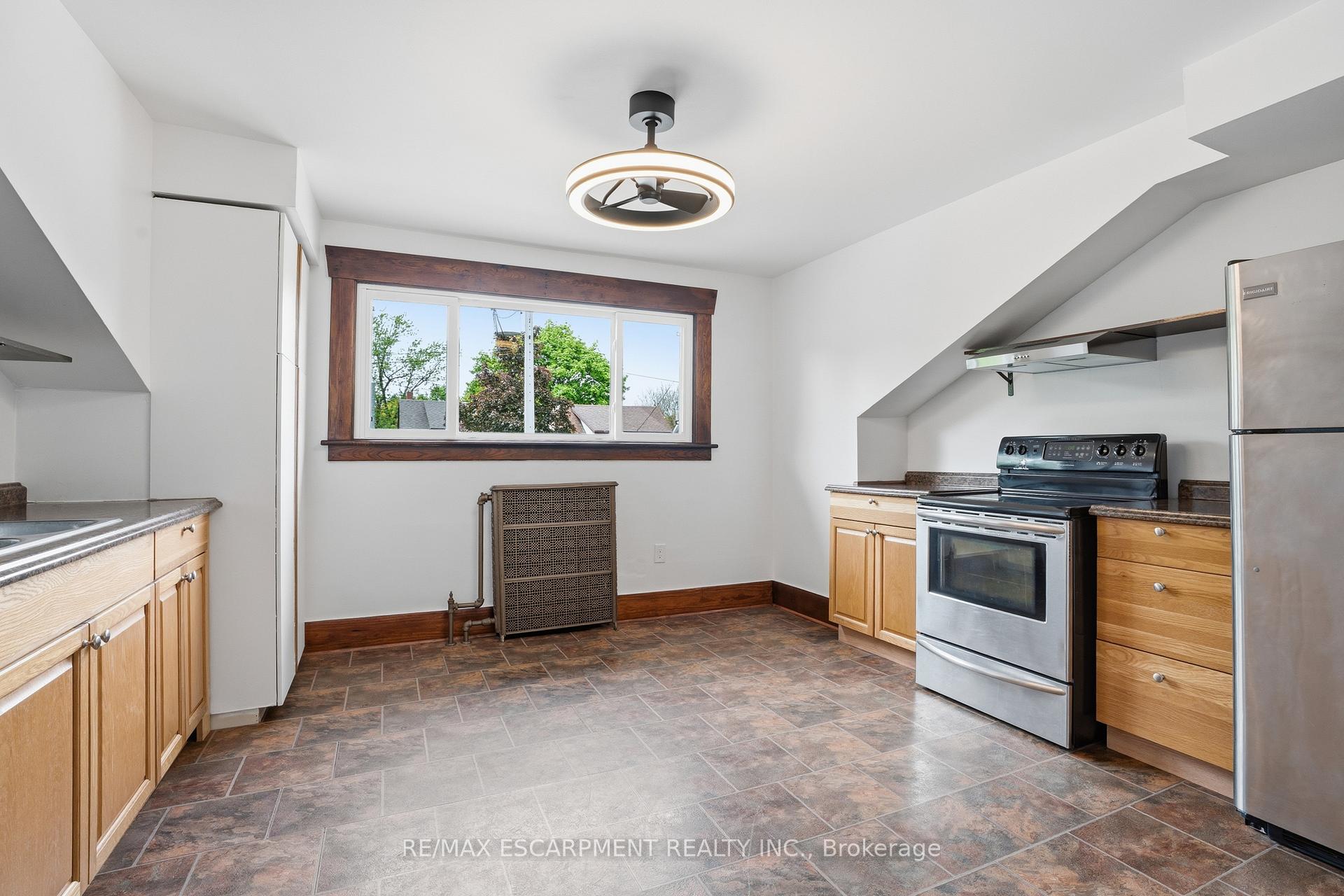 Photo 32 of 167 Balmoral Avenue S, Hamilton, Delta — HOMEH