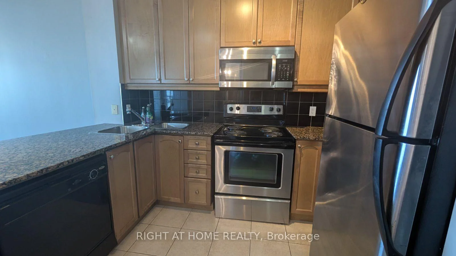 Photo 8 of Unit 1710, 80 Absolute Avenue, Mississauga, City Centre — HOMEH