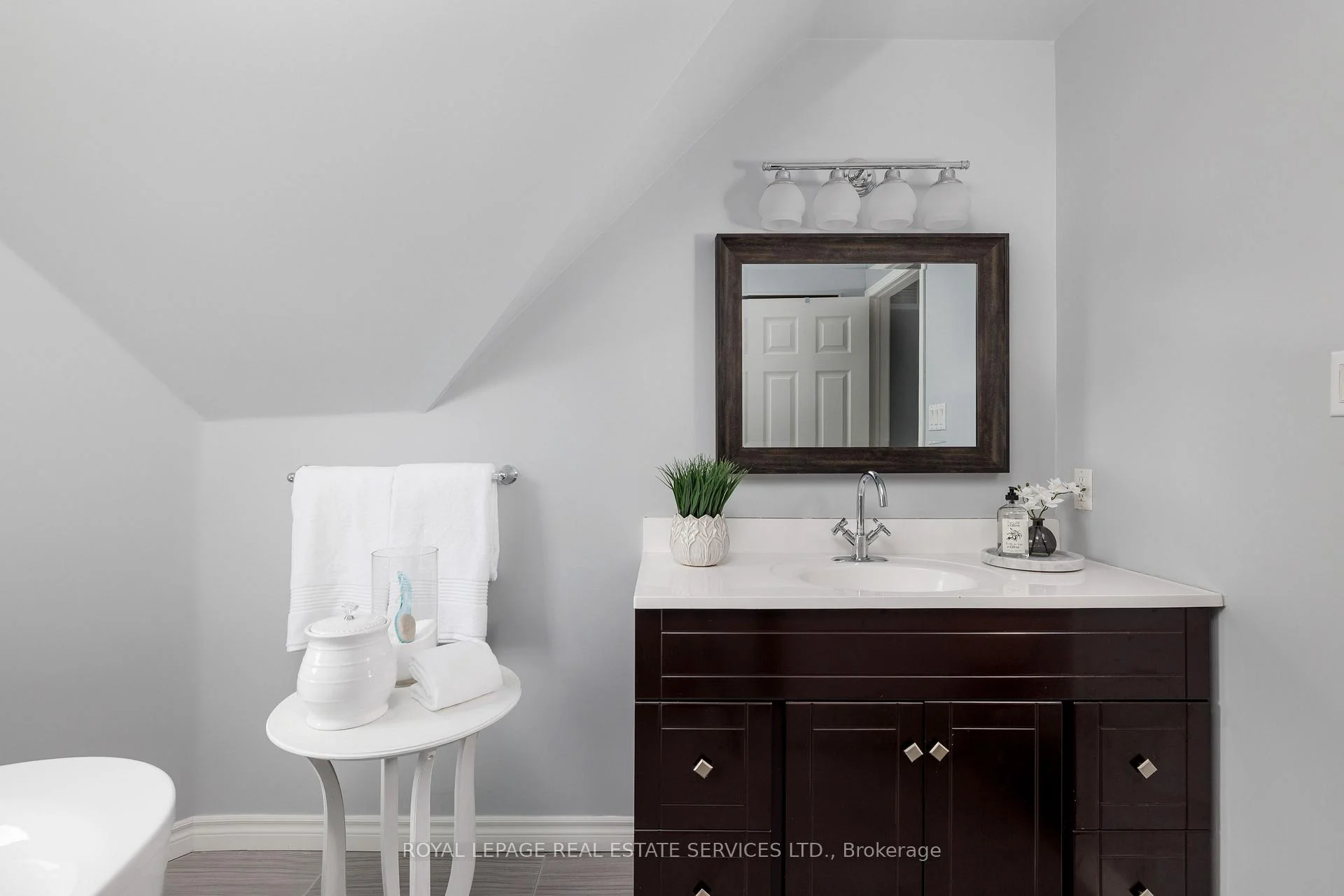 Photo 48 of 184 Gatwick Drive, Oakville, River Oaks — HOMEH