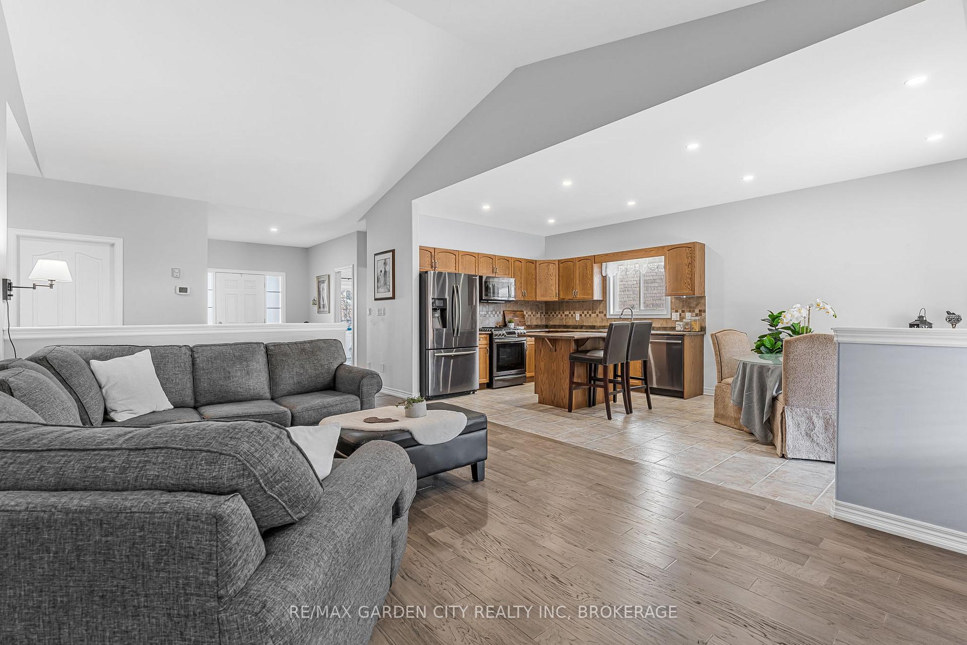 Photo 7 of 4022 Bush Crescent, Lincoln, Beamsville — HOMEH