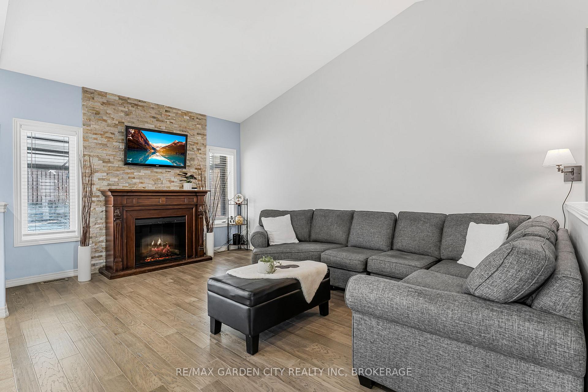 Photo 8 of 4022 Bush Crescent, Lincoln, Beamsville — HOMEH