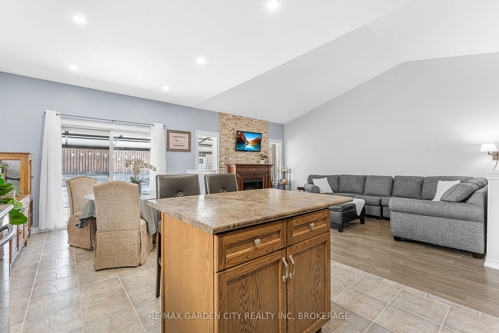 Photo 10 of 4022 Bush Crescent, Lincoln, Beamsville — HOMEH