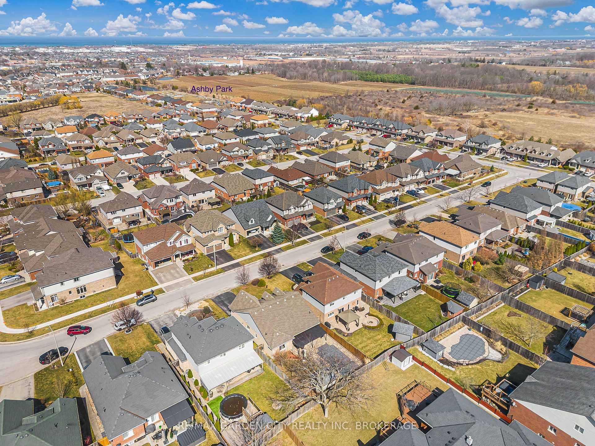 Photo 33 of 4022 Bush Crescent, Lincoln, Beamsville — HOMEH