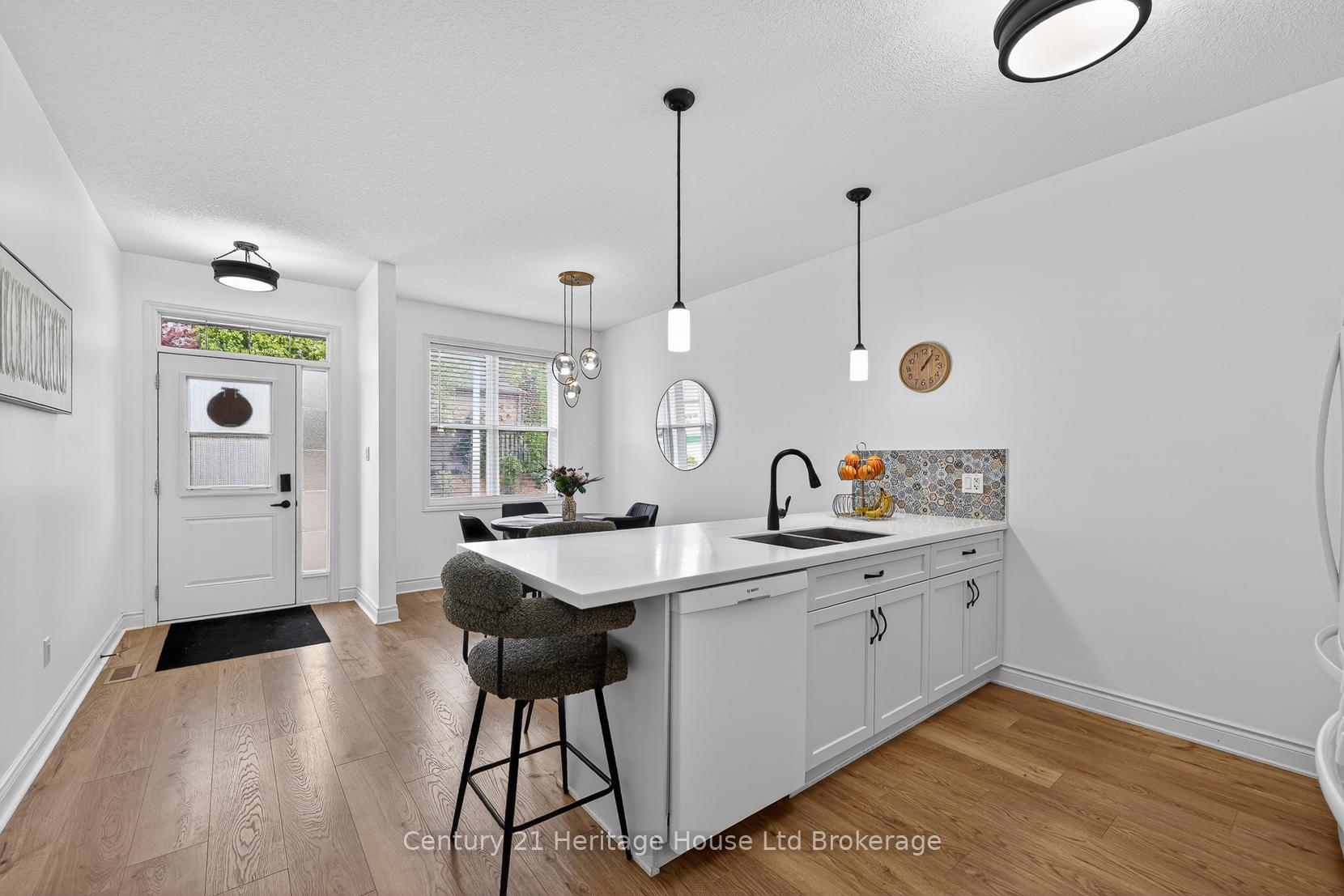 Photo 3 of Unit 9, 111 King Street E, Ingersoll, Ingersoll - South — HOMEH