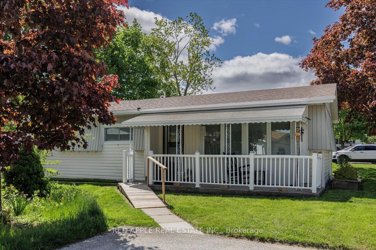 Photo 2 of 30 Flora Court, Innisfil, Rural Innisfil — HOMEH