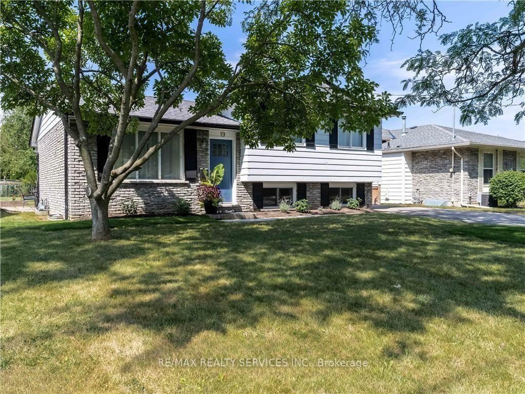 Photo 3 of 19 Ernest Street, St. Catharines, Lakeport — HOMEH