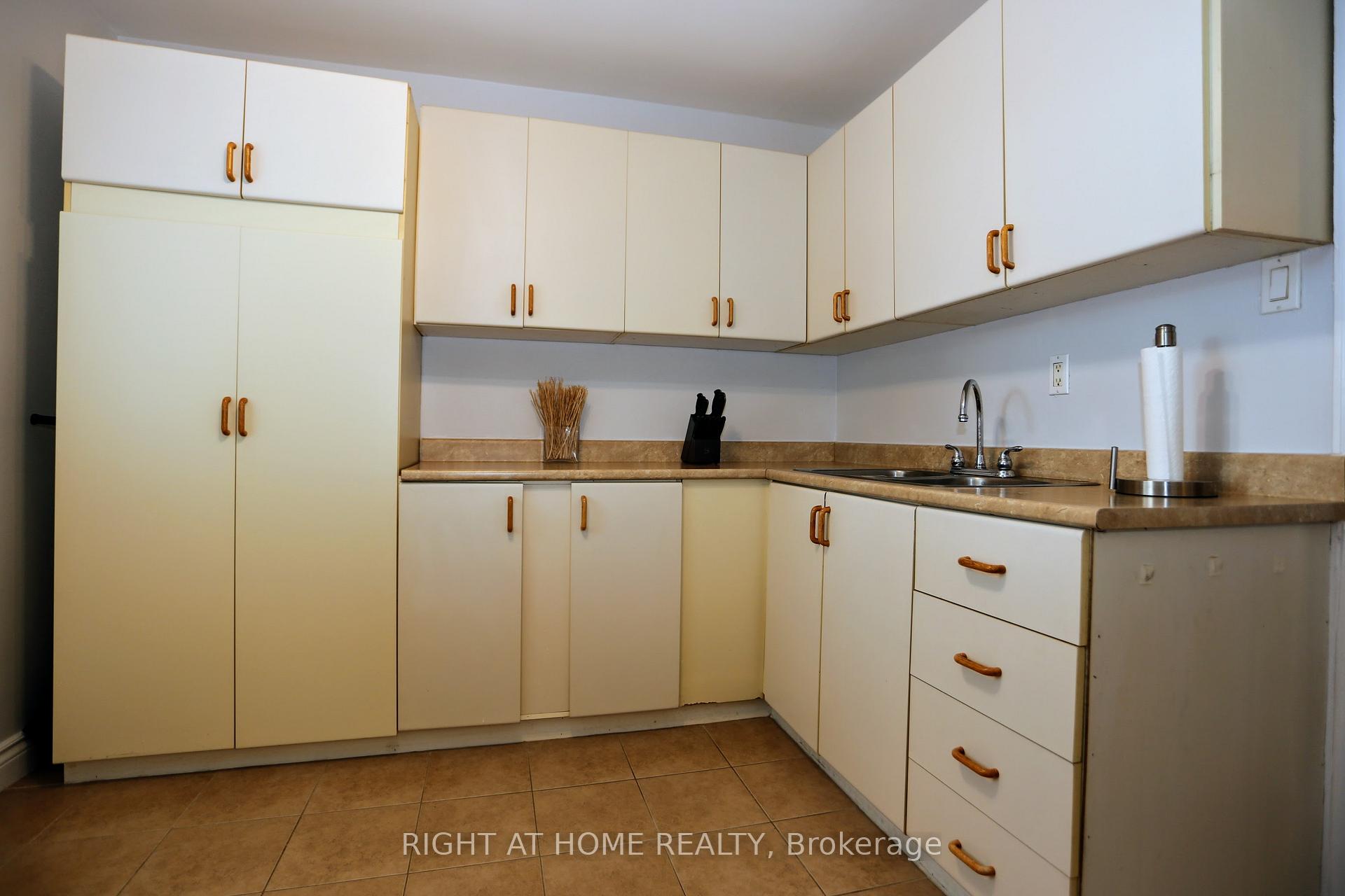 Photo 15 of 323 Levis Avenue, Ottawa, Vanier — HOMEH