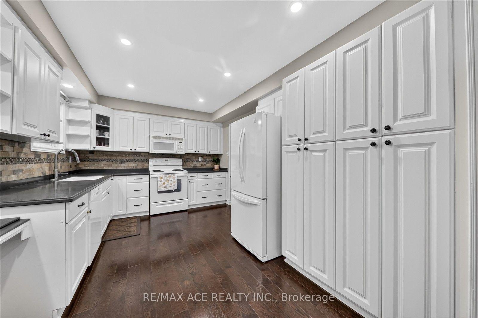 Photo 10 of 17 Whittington Court, Ajax, South West — HOMEH