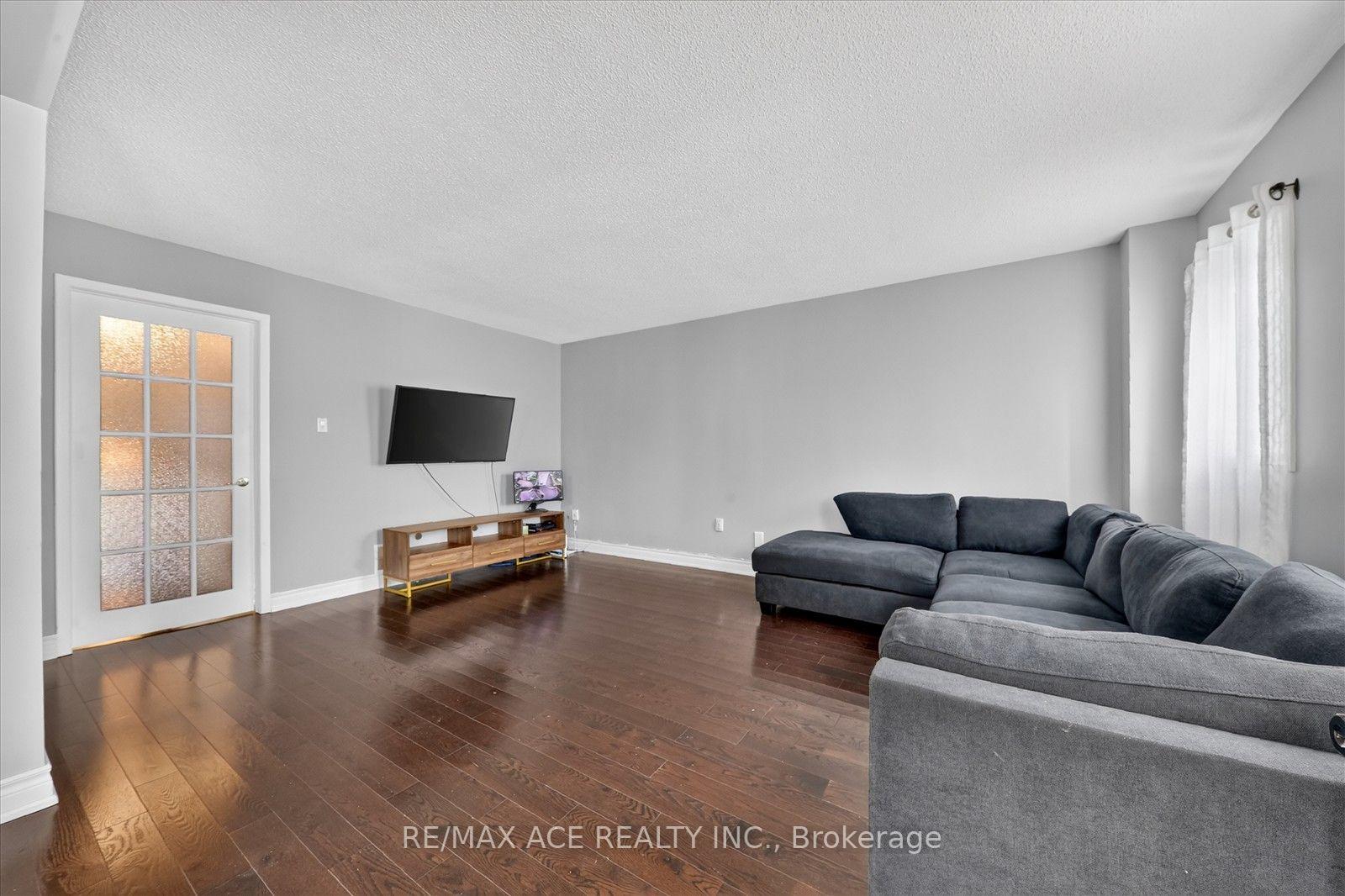 Photo 13 of 17 Whittington Court, Ajax, South West — HOMEH