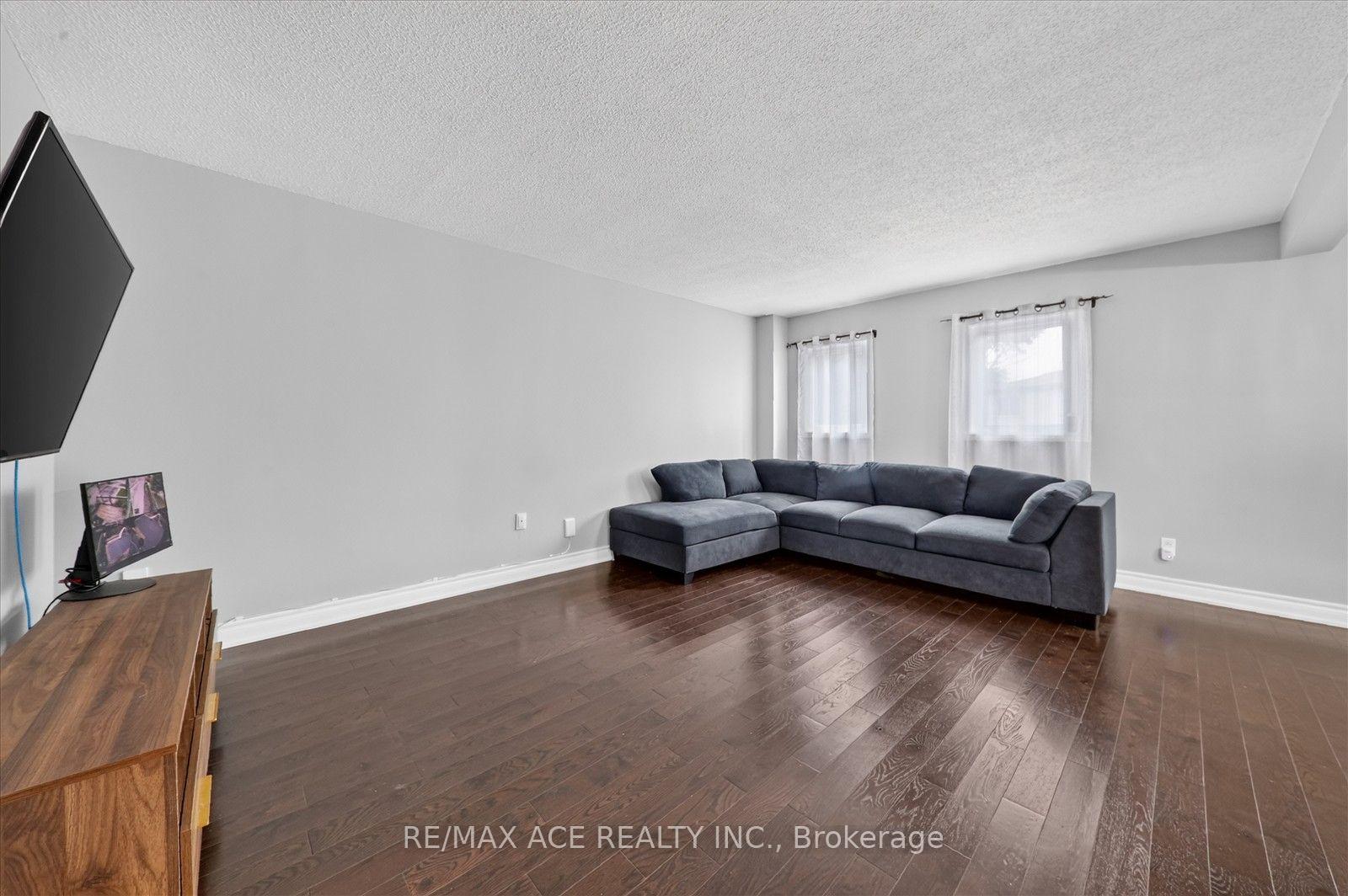 Photo 14 of 17 Whittington Court, Ajax, South West — HOMEH