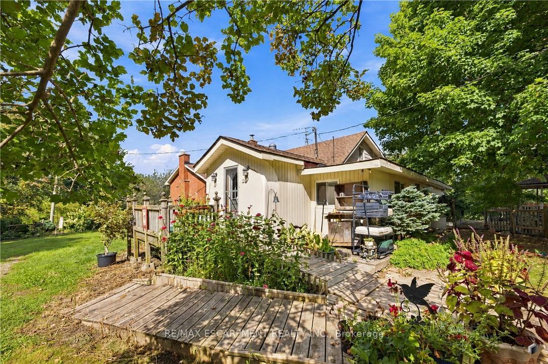Photo 4 of 994 Safari Road, Hamilton, Rural Flamborough — HOMEH