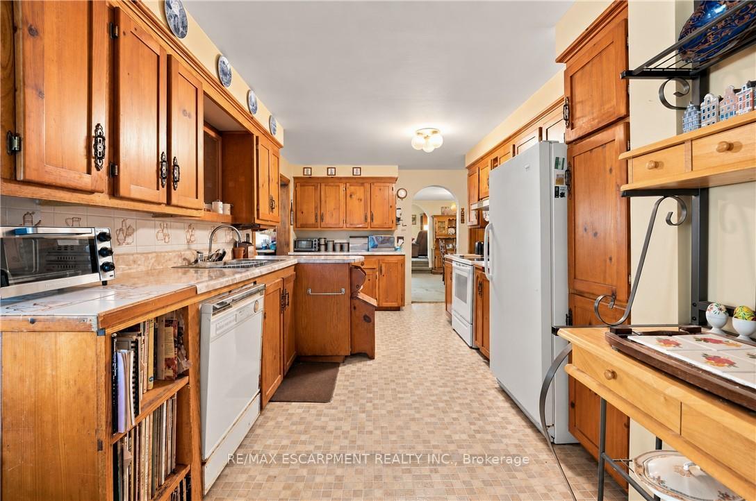 Photo 14 of 994 Safari Road, Hamilton, Rural Flamborough — HOMEH