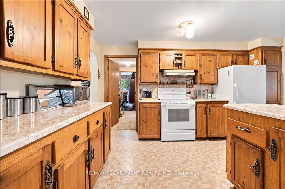 Photo 17 of 994 Safari Road, Hamilton, Rural Flamborough — HOMEH